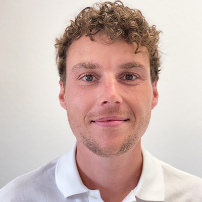 Portraitaufnahme eines Teammitglieds der Praxis Ceda in Pohlheim. Die Aufnahme zeigt eine freundliche Person vor neutralem Hintergrund und steht exemplarisch für das engagierte, wertschätzende und interdisziplinäre Team von Ceda. Hier arbeiten Therapeuten mit Herz, Verstand und Professionalität für die Gesundheit der Patienten.