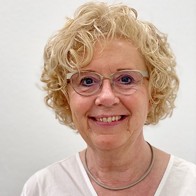Portraitaufnahme eines Teammitglieds der Praxis Ceda in Pohlheim. Die Aufnahme zeigt eine freundliche Person vor neutralem Hintergrund und steht exemplarisch für das engagierte, wertschätzende und interdisziplinäre Team von Ceda. Hier arbeiten Therapeuten mit Herz, Verstand und Professionalität für die Gesundheit der Patienten.