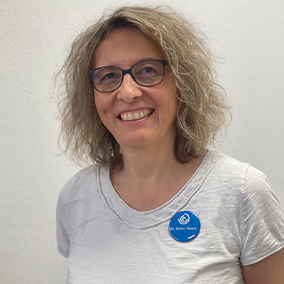 Portraitaufnahme eines Teammitglieds der Praxis Ceda in Pohlheim. Die Aufnahme zeigt eine freundliche Person vor neutralem Hintergrund und steht exemplarisch für das engagierte, wertschätzende und interdisziplinäre Team von Ceda. Hier arbeiten Therapeuten mit Herz, Verstand und Professionalität für die Gesundheit der Patienten.
