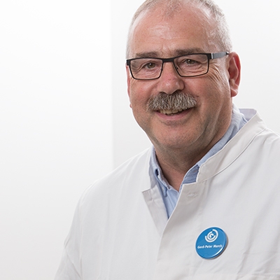 Portraitaufnahme eines Teammitglieds der Praxis Ceda in Pohlheim. Die Aufnahme zeigt eine freundliche Person vor neutralem Hintergrund und steht exemplarisch für das engagierte, wertschätzende und interdisziplinäre Team von Ceda. Hier arbeiten Therapeuten mit Herz, Verstand und Professionalität für die Gesundheit der Patienten.
